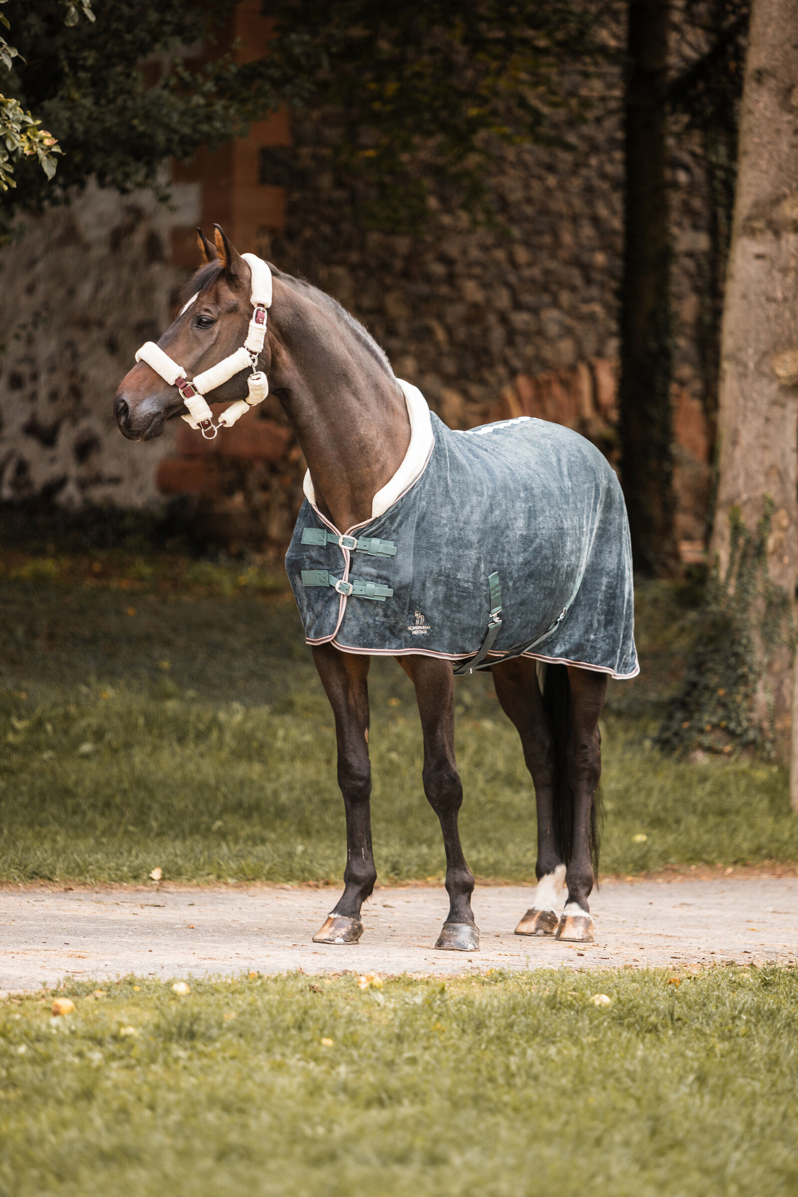 Horze Leigton Teens Collection Fleece Cooler Rug with Fur Collar