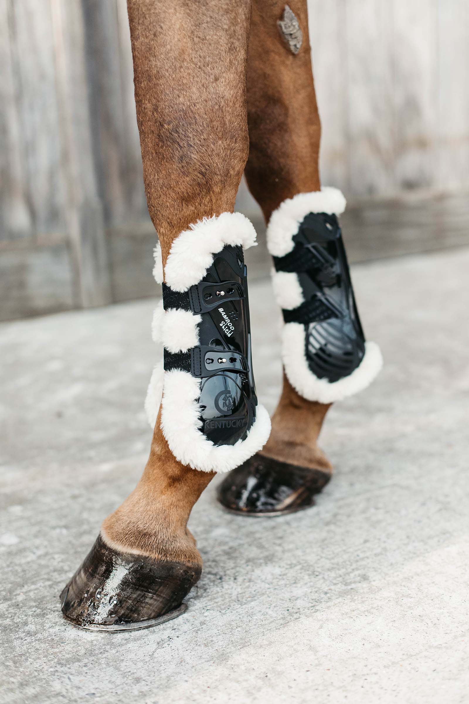 Kentucky Horsewear Elastyczne bambusowe ochraniacze z wegańskim futerkiem