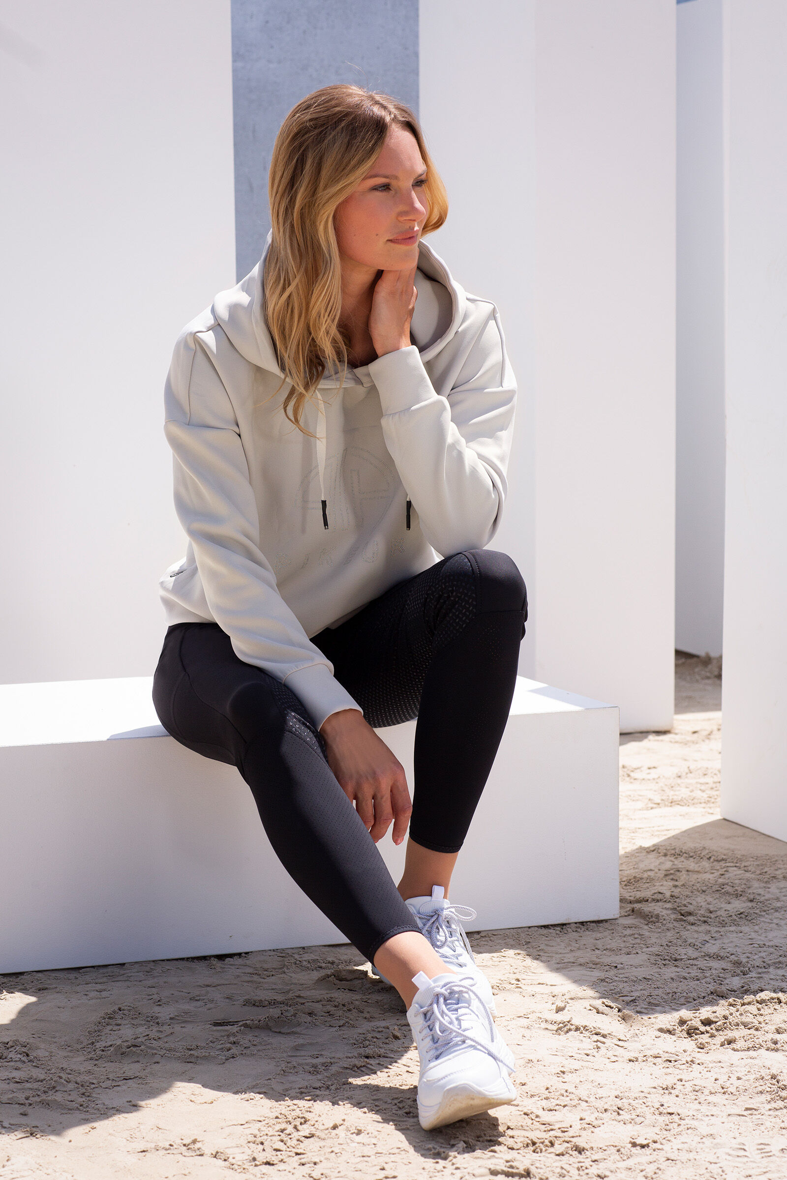 White hoodie hot sale outfits womens